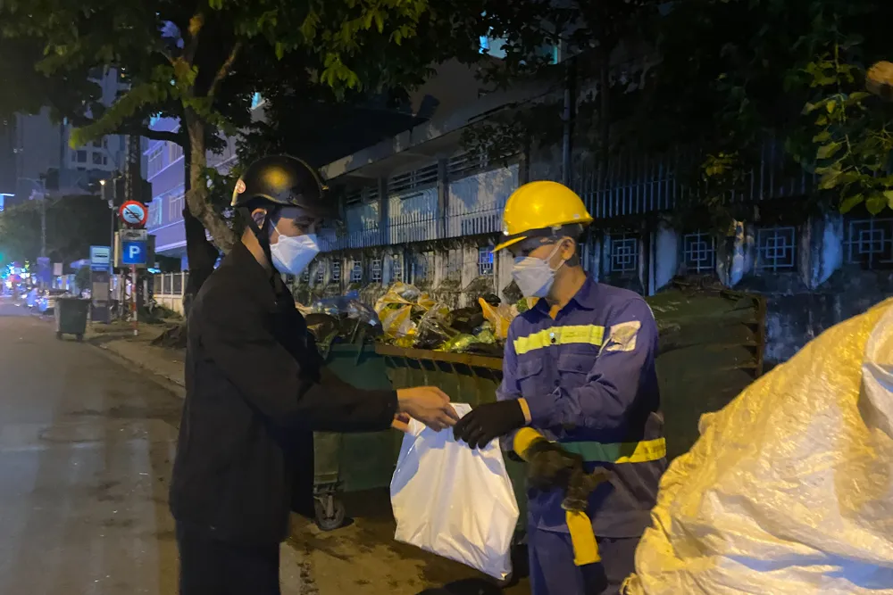 Món quà tuy đơn giản nhưng lại làm ấm lòng những người lao động đường phố Món quà tuy đơn giản nhưng lại làm ấm lòng những người lao động đường phố