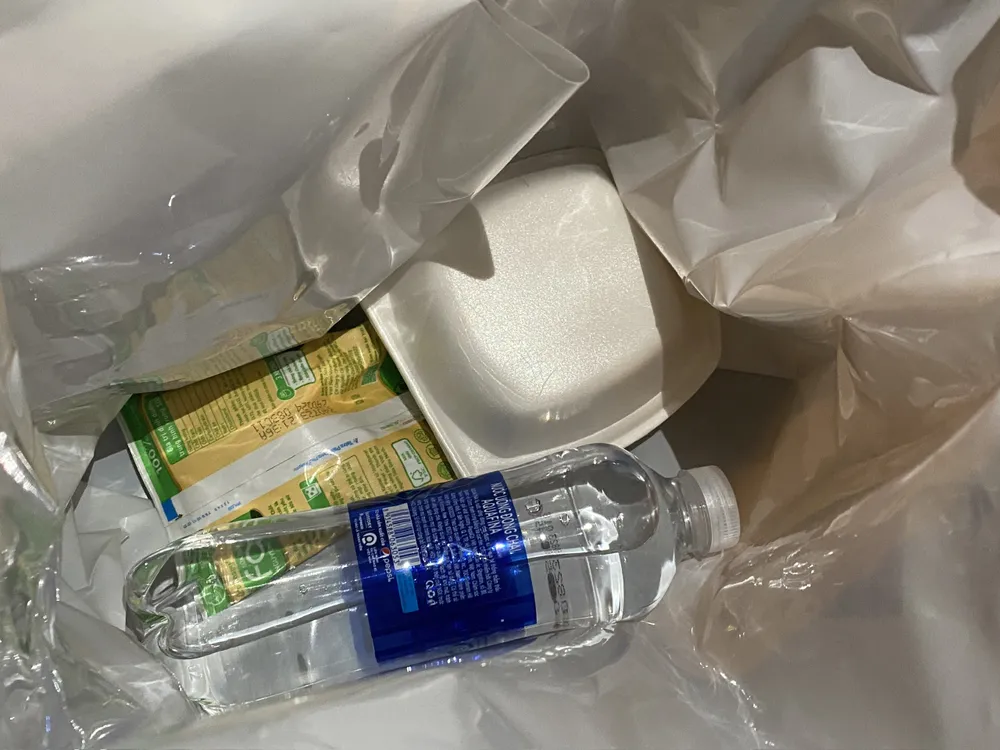 Mỗi suất ăn gồm 1 bánh bao hoặc bánh mỳ, sữa đậu nành và nước Mỗi suất ăn gồm 1 bánh bao hoặc bánh mỳ, sữa đậu nành và nước