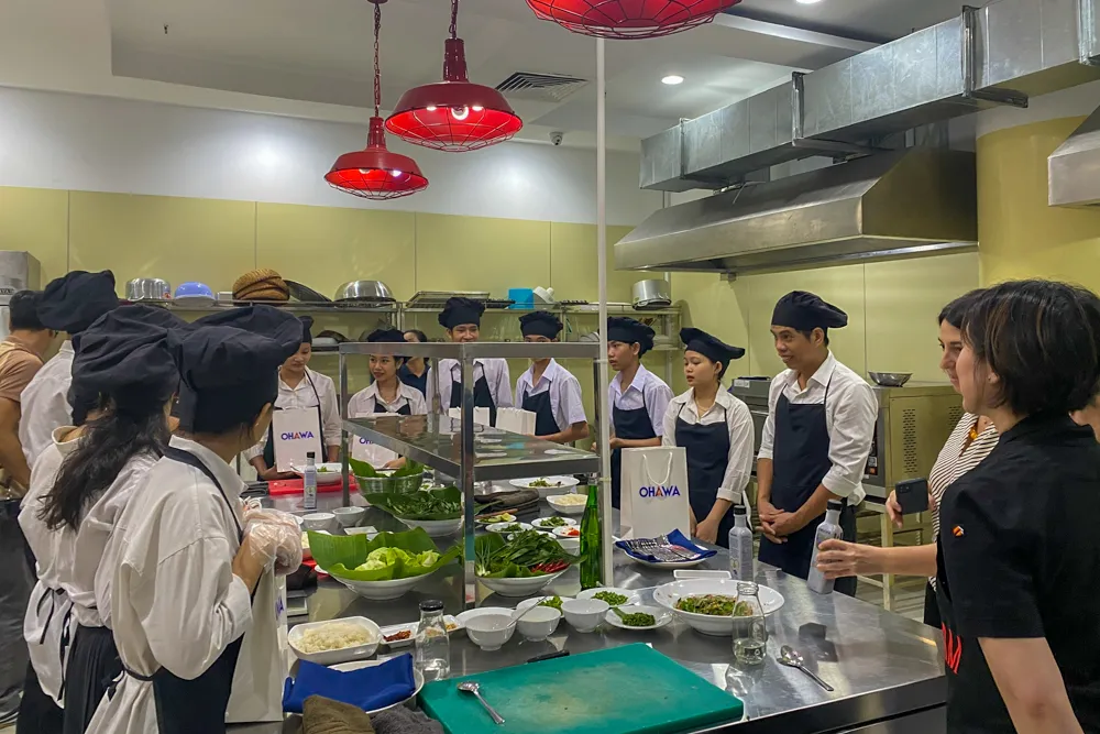 12 học viên của dự án Cocoon lắng nghe Christine Hà truyền lửa nghề