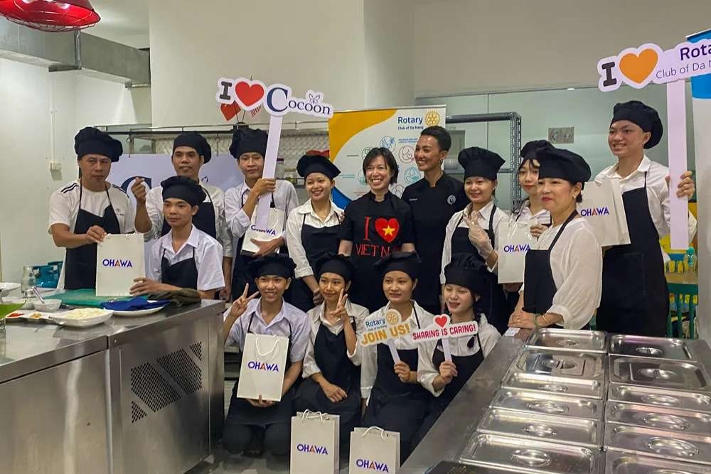 Christine Hà cùng với đầu bếp Tuyết Phạm chụp ảnh kỷ niệm cùng các học viên