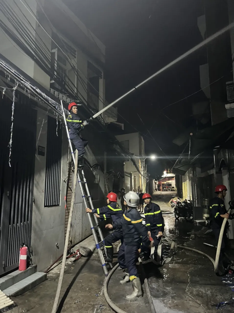 Lực lượng chức năng khống chế đám cháy Lực lượng chức năng khống chế đám cháy