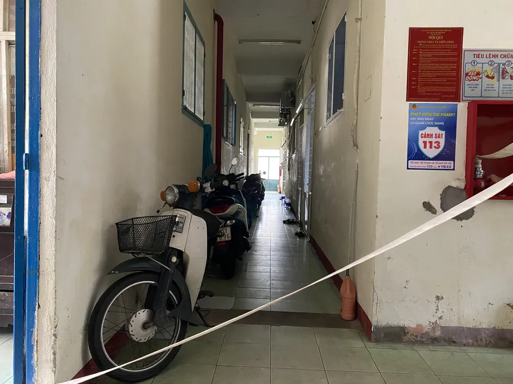 Cơ quan chức năng yêu cầu Ban quản trị chung cư số 4 Nguyễn Tri Phương không để xe ở khu vực hành lang ra vào Cơ quan chức năng yêu cầu Ban quản trị chung cư số 4 Nguyễn Tri Phương không để xe ở khu vực hành lang ra vào