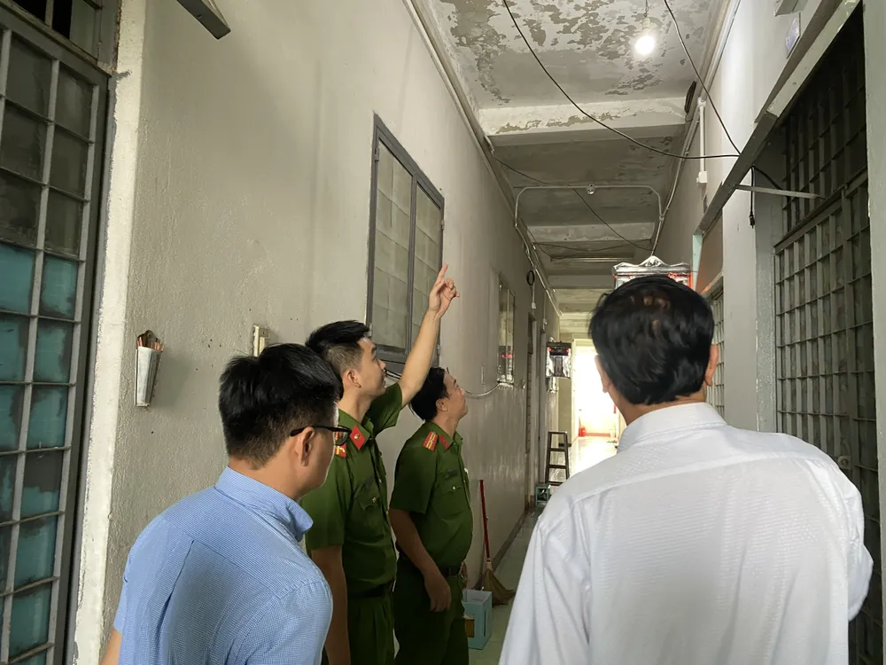 Công an kiểm tra các bó cáp viễn thông, dây điện ngoài hành lang chung cư Công an kiểm tra các bó cáp viễn thông, dây điện ngoài hành lang chung cư