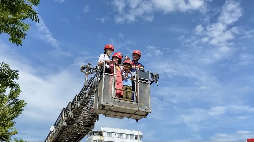 Trẻ em tham gia trải nghiệm thoát nạn bằng xe thang