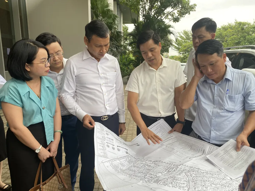 Phó Chủ tịch Thường trực UBND TP Đà Nẵng Hồ Kỳ Minh kiểm tra thực tế tại Khu căn hộ khách sạn Ariyana Beach Resort &amp; Suites Đà Nẵng