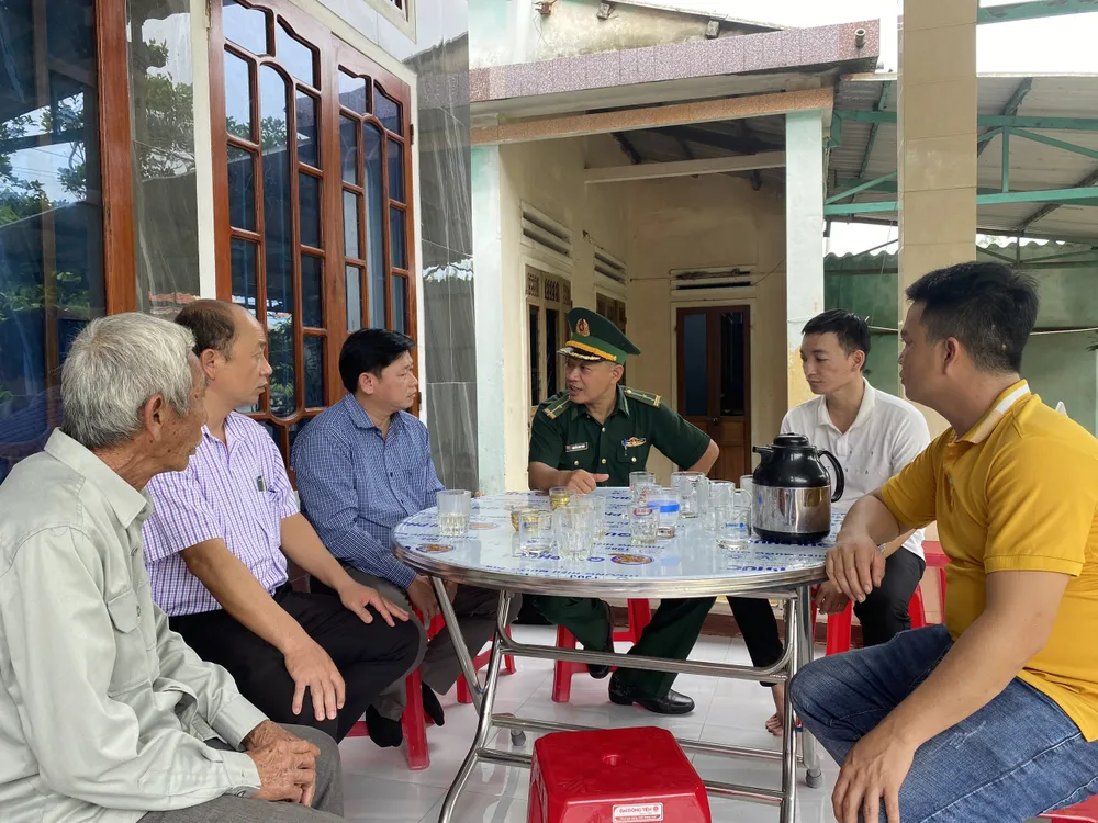 Cơ quan chức năng thăm hỏi tại nhà của các ngư dân mất tích. Ảnh: PHẠM NGA