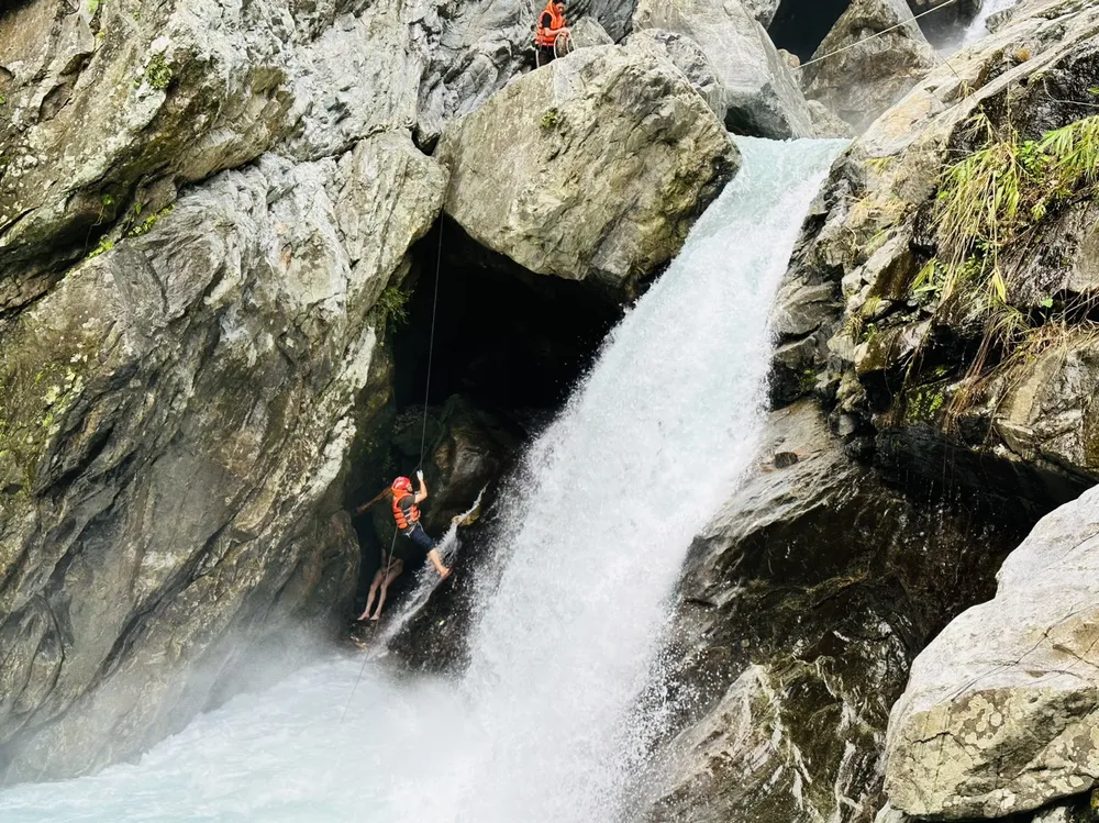 Hiện trường lực lượng chức năng giải cứu người bị kẹt