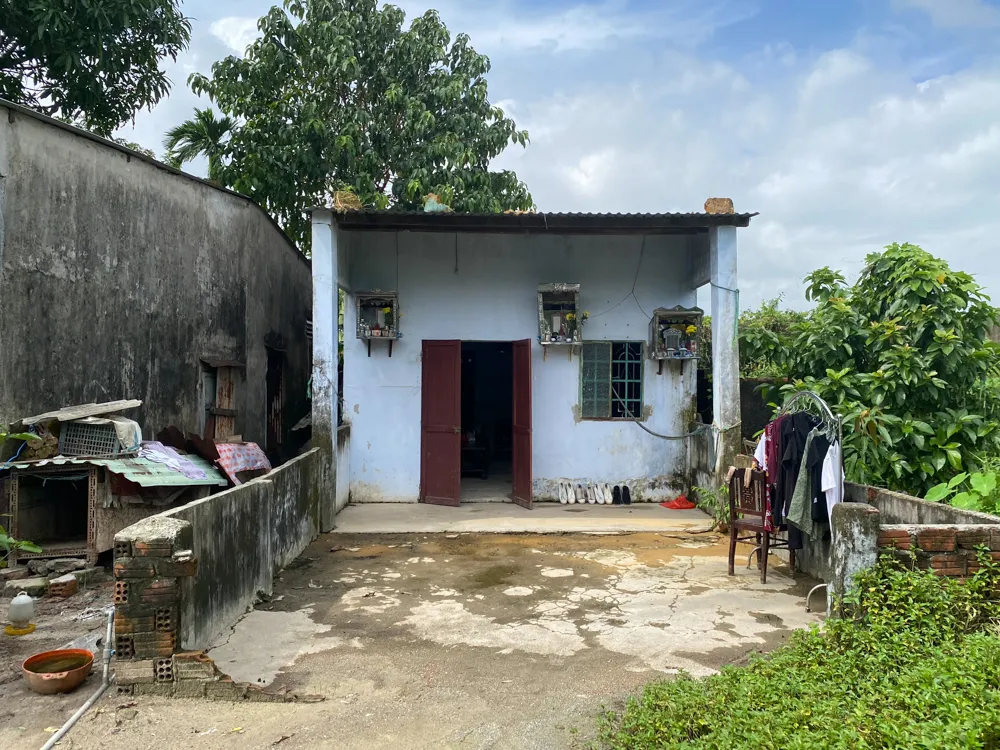 Theo ghi nhận, nhiều ngôi nhà thuộc tổ 68 (phường Hòa Minh, quận Liên Chiểu) thuộc đoạn từ Hồ Tùng Mậu đến Quốc lộ 1A đã xuống cấp nghiêm trọng nhưng vẫn không thể sửa chữa vì vướng quy hoạch, buộc người dân phải sống chung với cảnh ngập úng và ô nhiễm