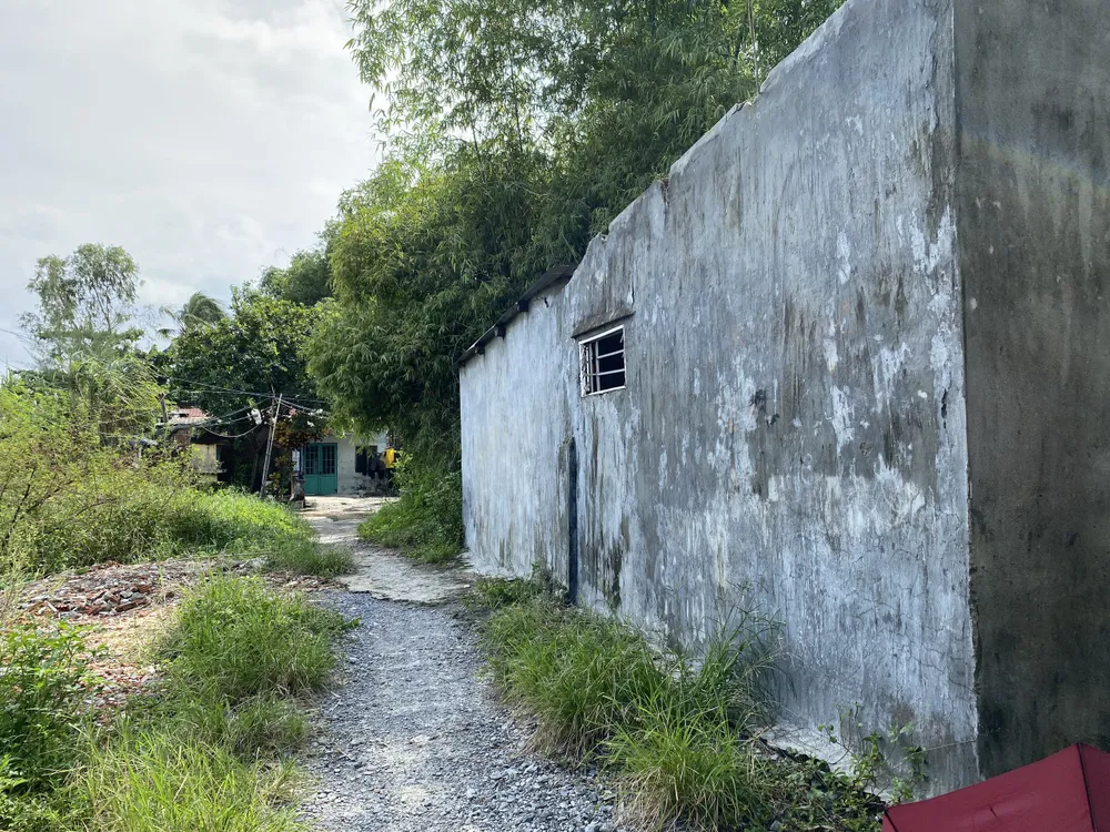 Theo Ban Quản lý dự án Đầu tư xây dựng các công trình giao thông Đà Nẵng (chủ đầu tư), hiện nay, tại đoạn Hồ Tùng Mậu nối đường sắt đang vướng 19 hộ dân chưa nhận tiền đền bù, chưa chấp nhận chính sách bồi thường do làm nhà trên đất nông nghiệp