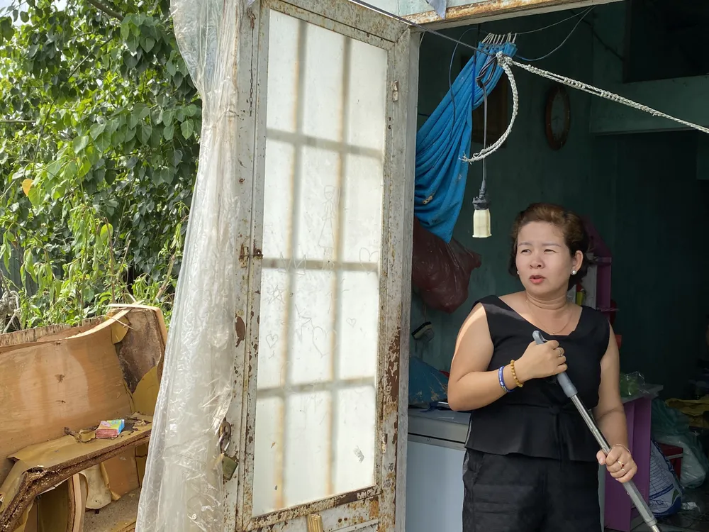 Chị Nguyễn Thị Thùy (tổ 68, phường Hòa Minh) cho biết, đây là khu vực thường xuyên ngập lụt khi có mưa, xung quanh thì ô nhiễm khiến nhiều người lo ngại về sức khỏe. "Mỗi khi mưa lớn hay bão gió, gia đình tôi phải kê đồ đạc lên cao, rồi đưa các con sang nhà ngoại tránh trú chứ không dám ở lại đây", chị Thùy than thở.