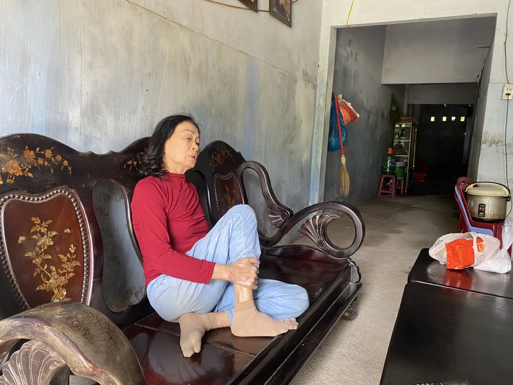 Cùng nằm trong diện quy hoạch, căn nhà cấp 4 của bà Bùi Thị Được (tổ 68, phường Hòa Minh) cũng thấm dột, hư hỏng nhưng không thể sửa chữa. “Nguyện vọng của chúng tôi là mong chính quyền sớm bố trí tái định cư, giải quyết các vướng mắc về mặt bằng để người dân ở đây sớm ổn định cuộc sống”, bà Được mong muốn.