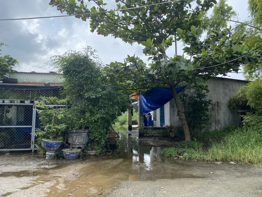 Mặc dù được ấn định mốc thời gian hoàn thành vào cuối tháng 6-2023 nhưng đến nay, dự án vẫn dang dở khiến hàng chục hộ dân trong vùng quy hoạch lâm vào cảnh “đi không được, ở không xong”