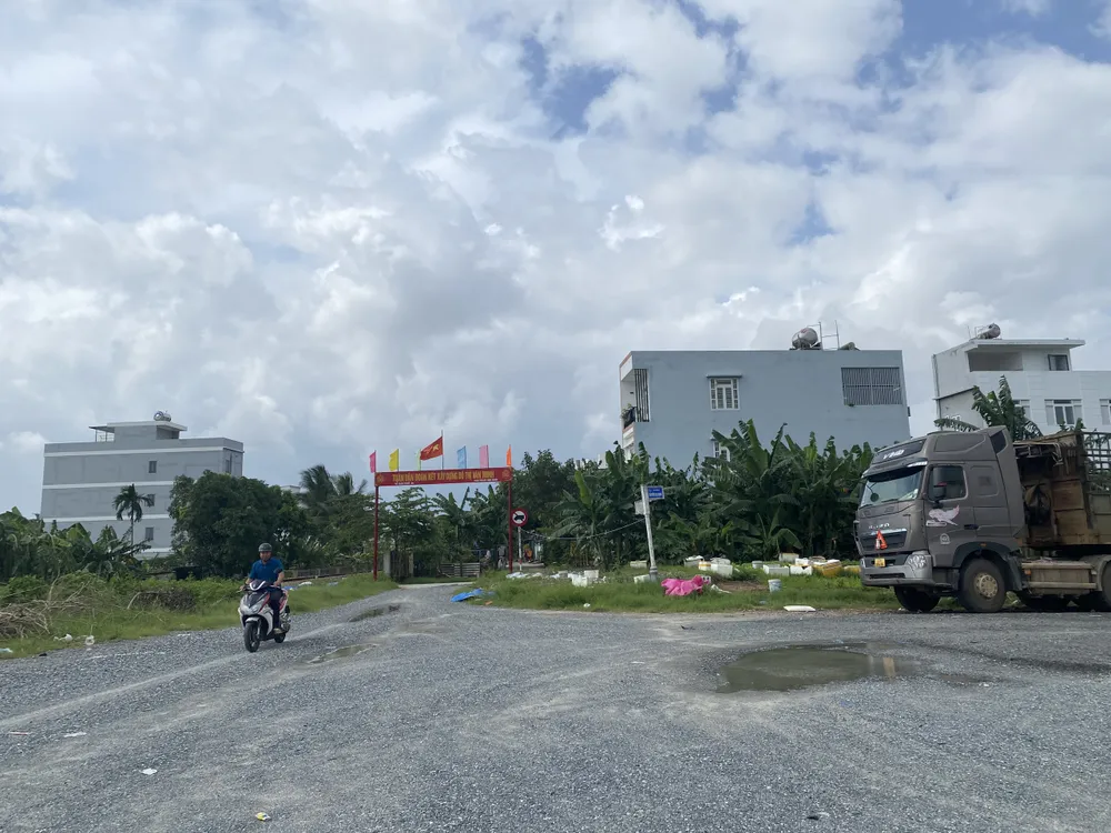 Ngoài ra, nút giao Quốc lộ 1A - Trục 1 Tây Bắc và đoạn nối Nguyễn An Ninh từ nút giao Quốc lộ 1A đến đường sắt vẫn chưa thể về đích vì vướng mặt bằng 1 hồ sơ