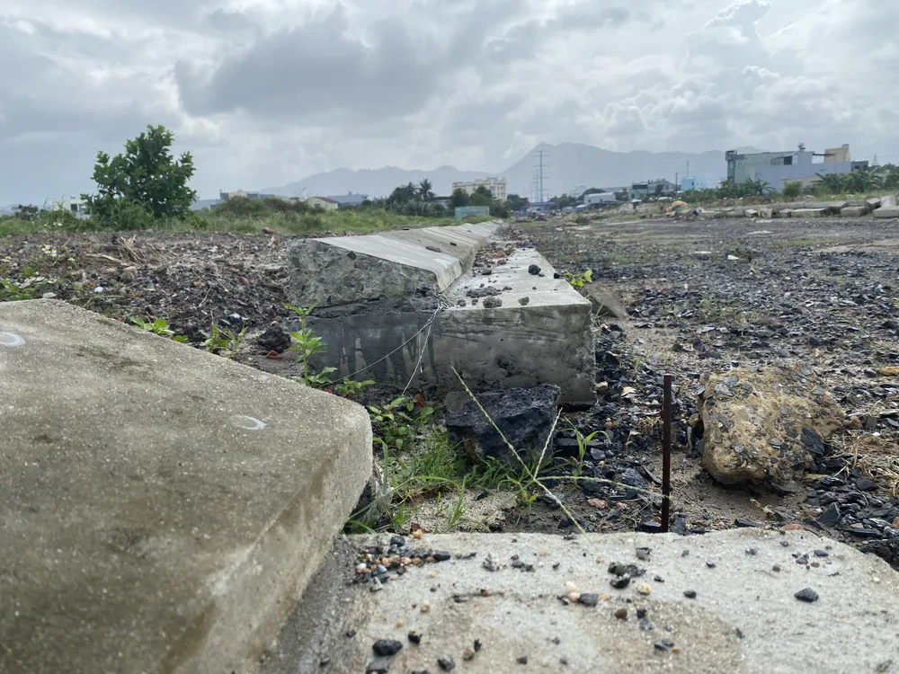 Đồng thời, tại đoạn từ Hồ Tùng Mậu đến đường sắt, kiến nghị hoàn thành GPMB 19 hồ sơ thuộc dự án Khu TĐC số 1 Tây Bắc do Ban QLDA Đầu tư xây dựng các công trình dân dụng và công nghiệp điều hành. Đoạn từ đường sắt đến QL1A, đề nghị Hội đồng GPMB quận Liên Chiểu ưu tiên giải phóng 40 hồ sơ để có đường công vụ vào thi công công trình.