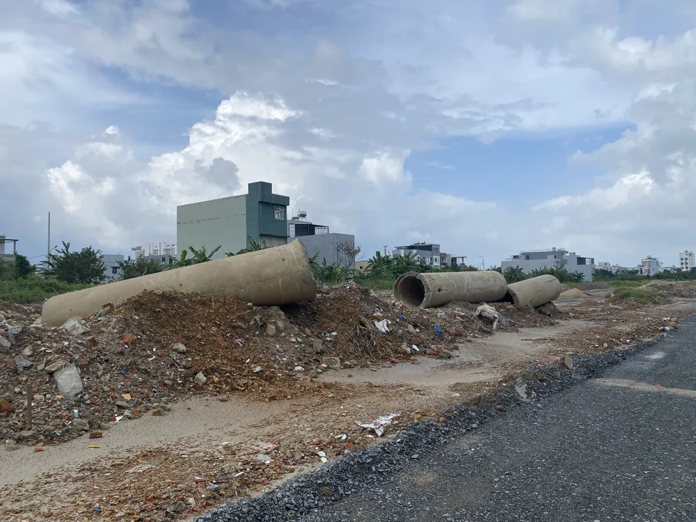 Dự án được phê duyệt từ năm 2019 có tổng mức đầu tư ban đầu hơn 692 tỷ đồng. Tuy nhiên, do vướng mắc trong việc giải phóng mặt bằng (GPMB), thi công kéo dài dẫn đến trượt giá đền bù nên phải nâng mức đầu tư lên 966 tỷ đồng