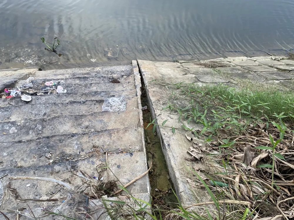 Ngoài những vị trí đã được gia cố, đoạn kè còn xuất hiện các vết nứt dài, tiềm ẩn nguy cơ mất an toàn