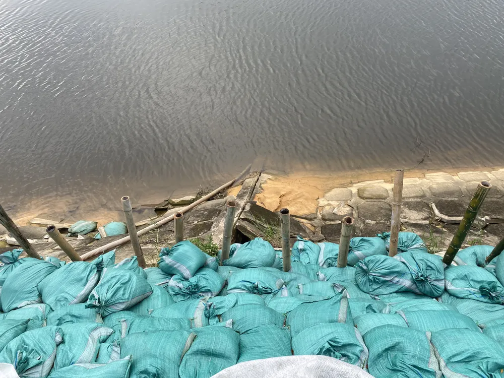 "Các vị trí sạt lở có dấu hiệu lan rộng, uy hiếp cả tuyến đường mỗi khi mưa lớn. Mong cơ quan chức năng sớm khắc phục để đảm bảo an toàn cho người dân, đặc biệt là trẻ em vì đây là khu vực gần trường tiểu học nên trẻ em thường xuyên qua lại, chơi đùa", chị Đoàn Thanh Thảo (phường Thanh Khê Tây, quận Thanh Khê) chia sẻ