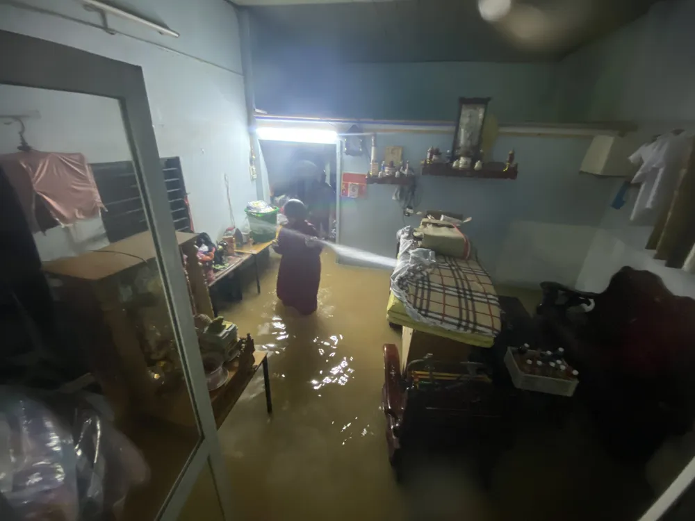 Người dân kê đồ đạc lên cao để tránh lũ