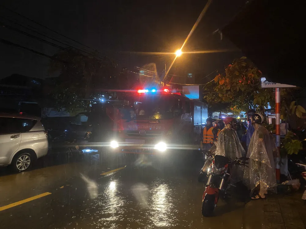 Xe cứu hộ cứu nạn được điều đến đường Mẹ Suốt để tham gia hỗ trợ người dân