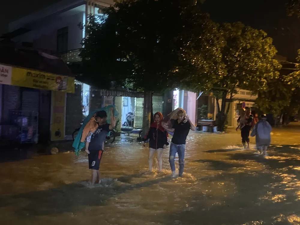 Nhiều người phải di tản sang nơi khác trong đêm để đảm bảo an toàn