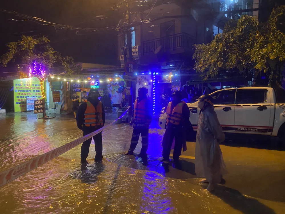 Tuyến đường Mẹ Suốt bị phong tỏa do ngập sâu