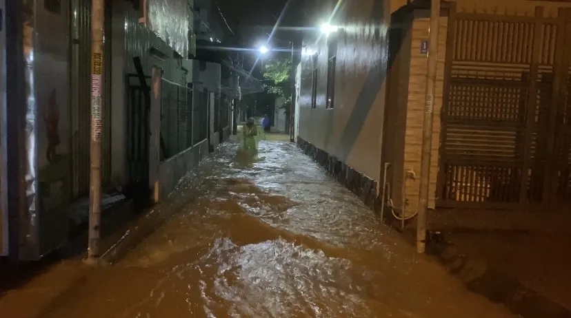 Nhiều khu vực nước chảy rất xiết gây nguy hiểm cho người dân khi di chuyển