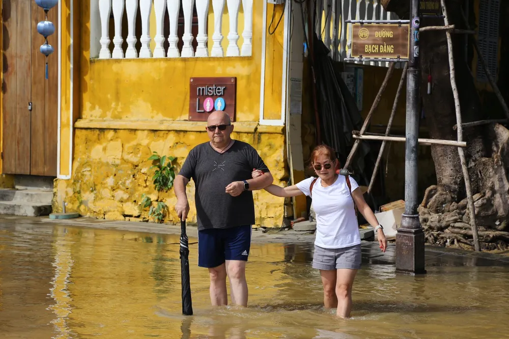 Nhiều du khách nước ngoài tỏ ra thích thú trải nghiệm đi xích lô, đạp xe đạp, lội lụt ngay trong phố