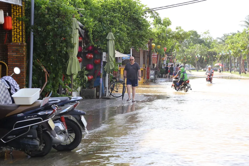 Ghi nhận chiều ngày 15-11, mặc dù trời đã hửng nắng nhưng nhiều tuyến đường chính như Bạch Đằng, Nguyễn Thái Học, Công Nữ Ngọc Hoa, Nguyễn Phước Chu,… nước vẫn lênh láng, có nơi ngập trên 0,5 mét