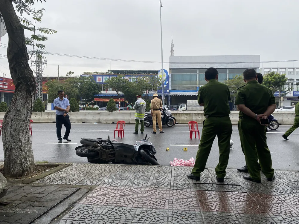 Lực lượng chức năng khám nghiệm hiện trường