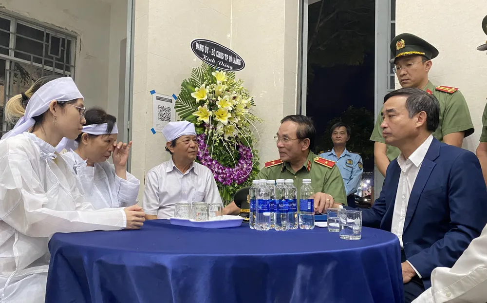  Chủ tịch UBND TP Đà Nẵng Lê Trung Chinh cùng Thiếu tướng Vũ Xuân Viên, Giám đốc Công an TP Đà Nẵng thăm hỏi gia đình bảo vệ T.M.T. Ảnh: PHẠM NGA