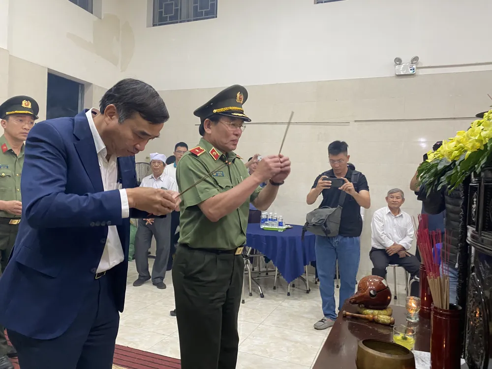Chủ tịch UBND TP Đà Nẵng Lê Trung Chinh cùng Thiếu tướng Vũ Xuân Viên, Giám đốc Công an TP Đà Nẵng thắp hương tại đám tang. Ảnh: PHẠM NGA Chủ tịch UBND TP Đà Nẵng Lê Trung Chinh cùng Thiếu tướng Vũ Xuân Viên, Giám đốc Công an TP Đà Nẵng thắp hương tại đám tang. Ảnh: PHẠM NGA