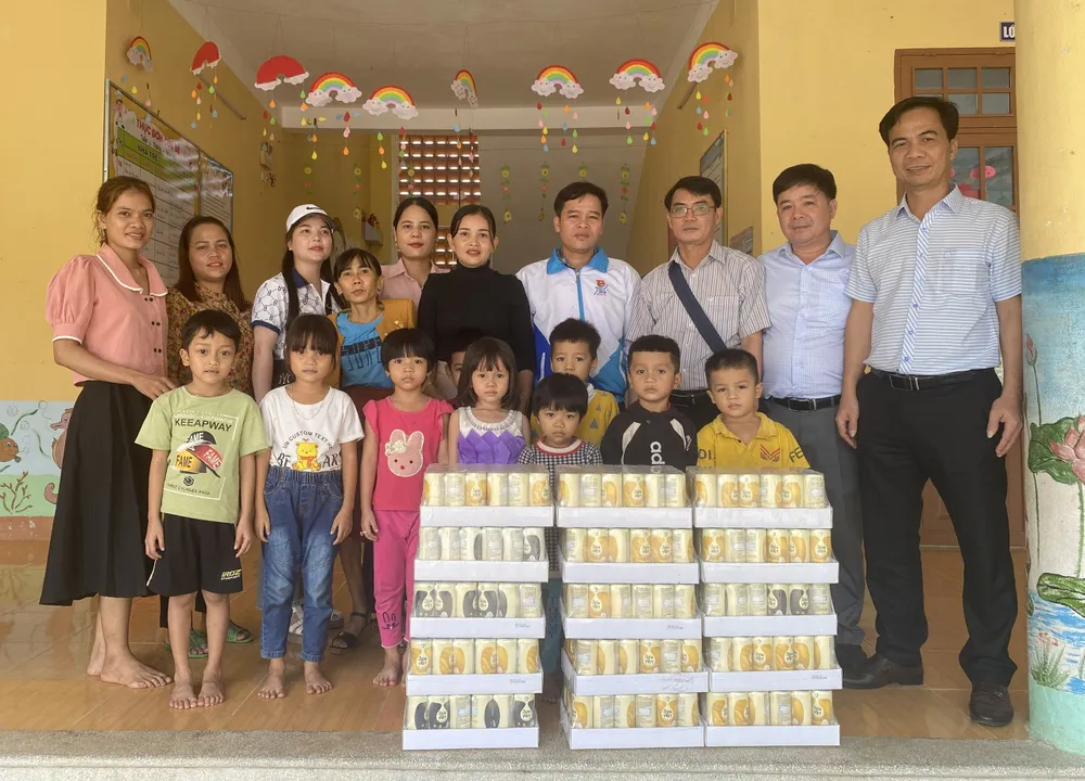 Trao 15 thùng sữa đến Trường Mầm non Hoa Sen