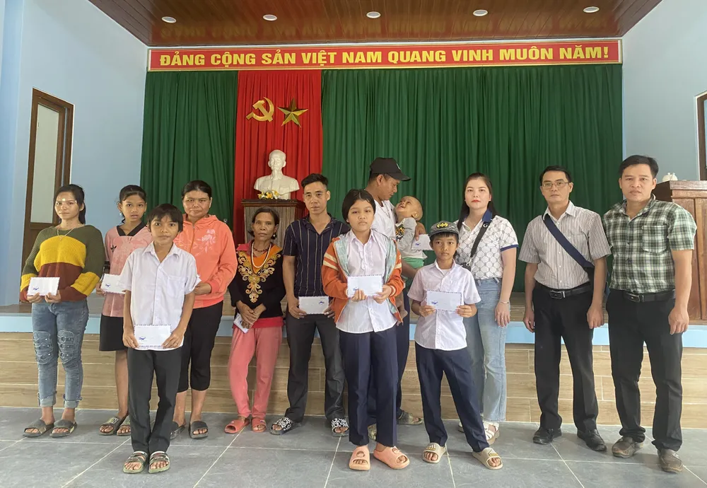 Các nhà hảo tâm trao 10 suất quà đến các hoàn cảnh khó khăn, bệnh tật