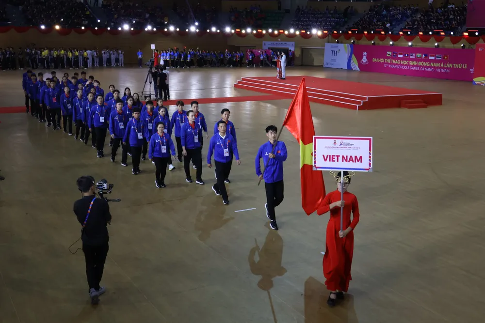 Đoàn thể thao học sinh Việt Nam diễu hành tại Lễ bế mạc