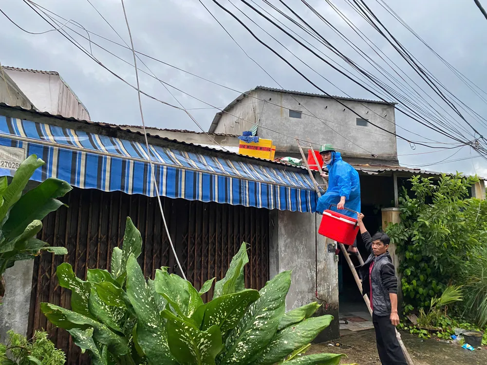 Người dân chằng chống nhà cửa, ứng phó bão số 6