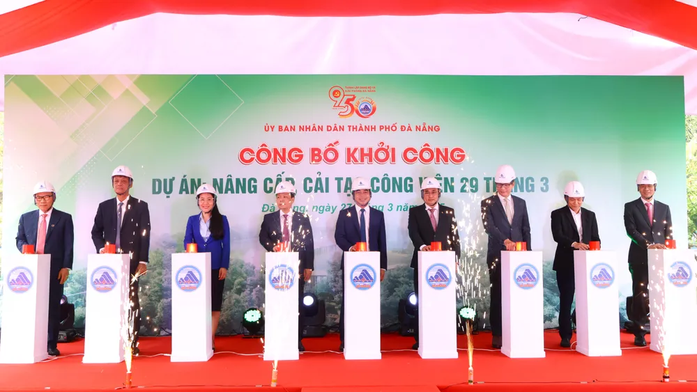 Các đại biểu nhấn nút khởi công dự án nâng cấp, cải tại Công viên 29 tháng 3