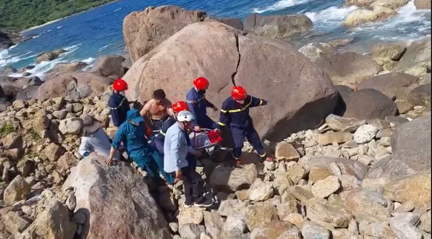 Lực lượng Cảnh sát PCCC và CNCH đưa thi thể nạn nhân ra khỏi khu vực hiểm trở. Ảnh: Công an TP Đà Nẵng