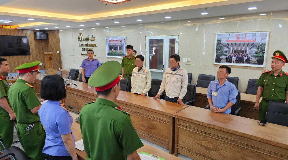 Cơ quan Cảnh sát điều tra Công an TP Đà Nẵng tống đạt quyết định khởi tố vụ án, khởi tố bị can 3 đối tượng. Ảnh: CACC