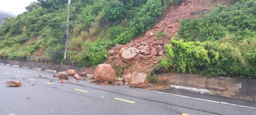 Đà Nẵng tạm dừng tham quan một số tuyến đường bán đảo Sơn Trà do sạt lở
