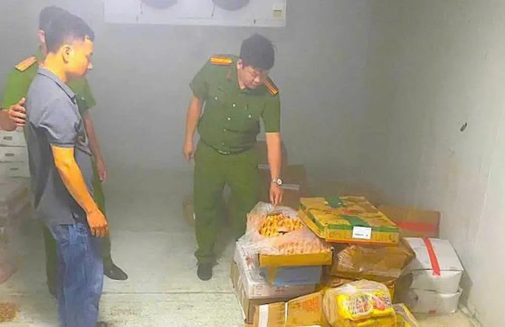 Hiện trường lực lượng chức năng kiểm tra thực phẩm không rõ nguồn gốc