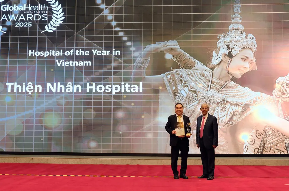 Ông Narender Panjwani - Nhà sáng lập kiêm Giám đốc Điều hành Global Health Asia-Pacific trao giải cho ThS. BS Ngô Đức Hải - Nhà sáng lập, Chủ tịch HĐQT kiêm Tổng Giám đốc Thiện Nhân