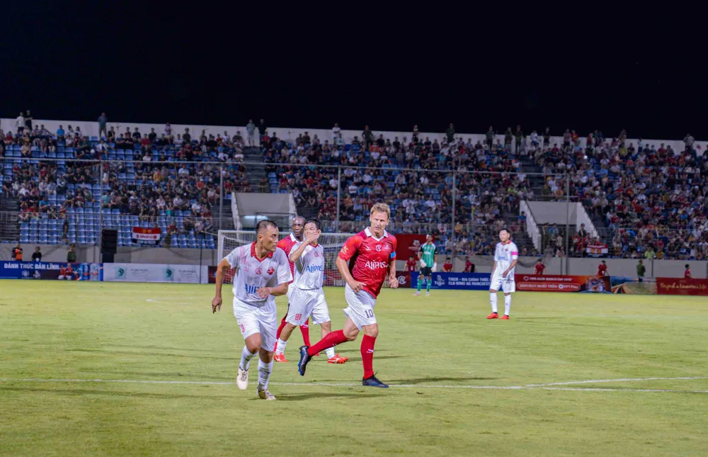 Trận đấu diễn ra trên sân vận động Hòa Xuân