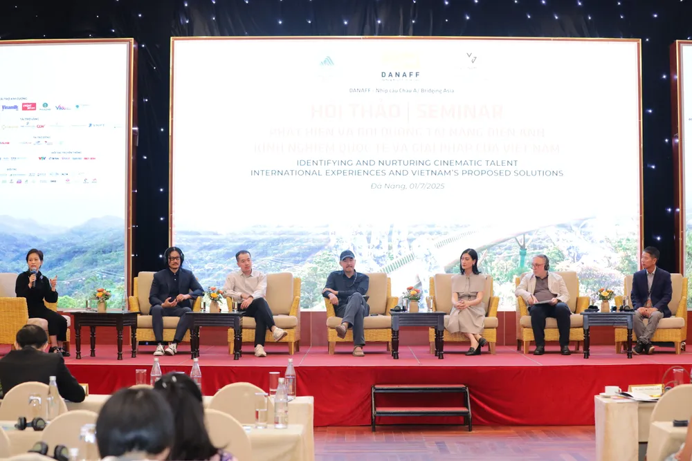 Các chuyên gia, nhà làm phim trao đổi tại hội thảo