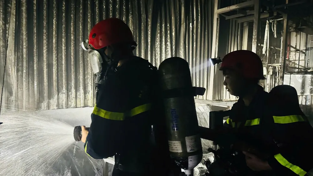 Lực lượng PCCC tham gia dập lửa