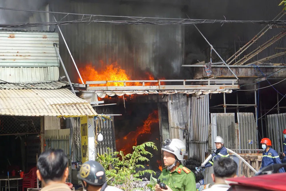 Đám cháy bao trùm cả kho chứa vải