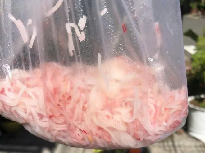 Bún đổi sang màu hồng sau khi để qua đêm