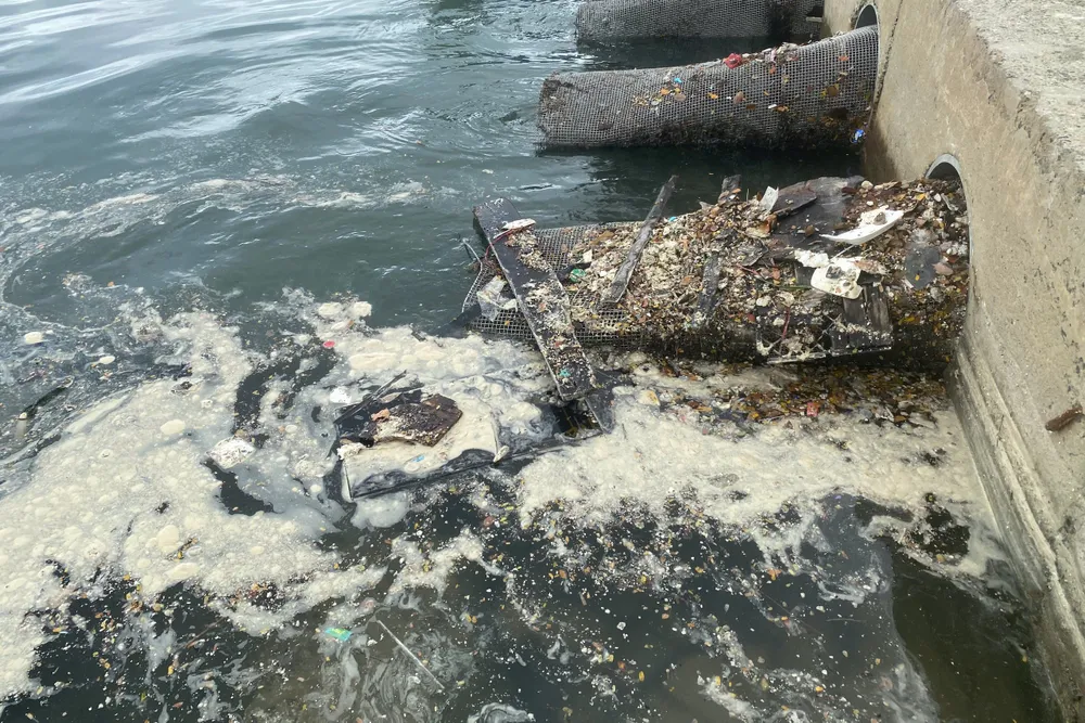 Nước thải bẩn kèm theo rác chảy thẳng ra biển gây ô nhiễm. Ảnh: PHẠM NGA