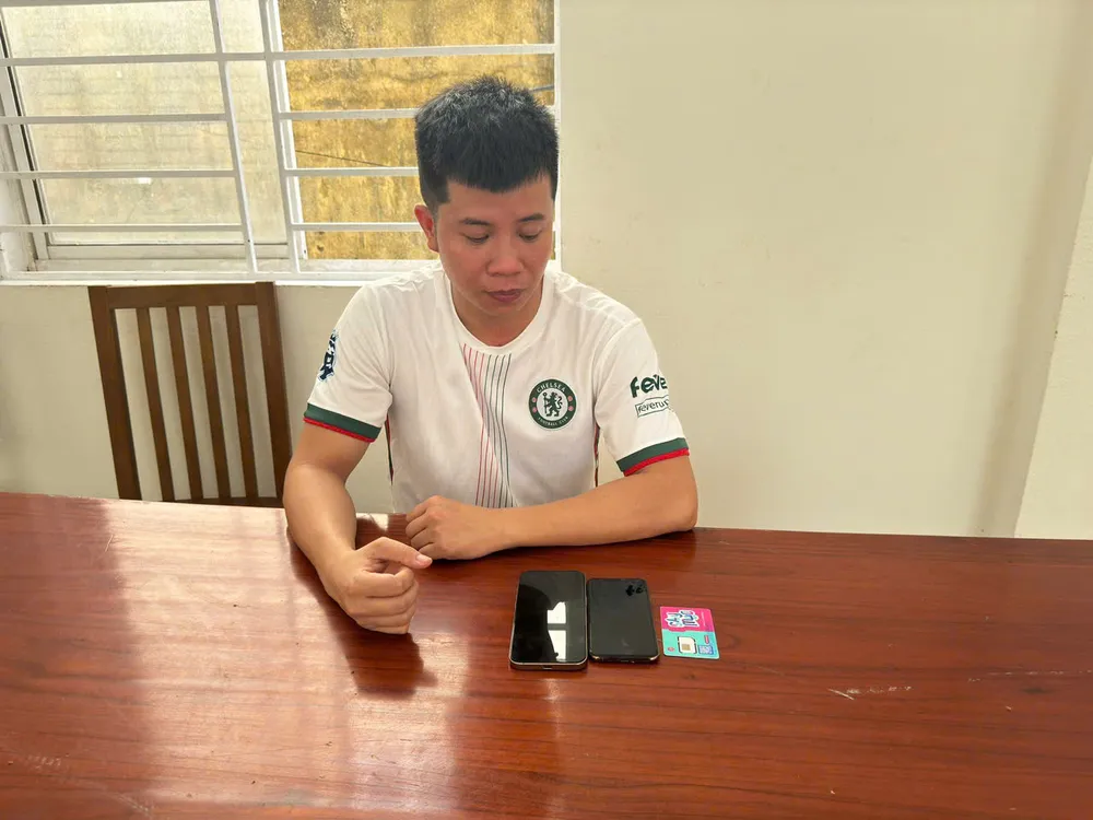 Đối tượng Nguyễn Ngọc Anh tại cơ quan điều tra. Ảnh: CACC