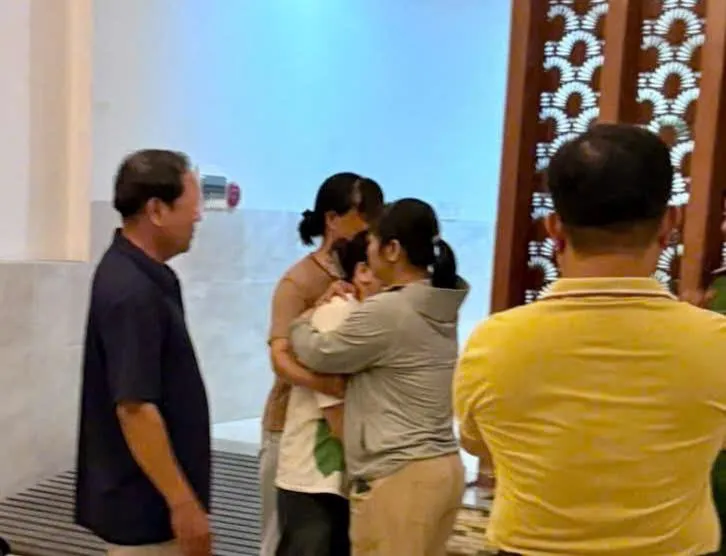 Công an bàn giao cháu T.N. cho gia đình. Ảnh: CACC