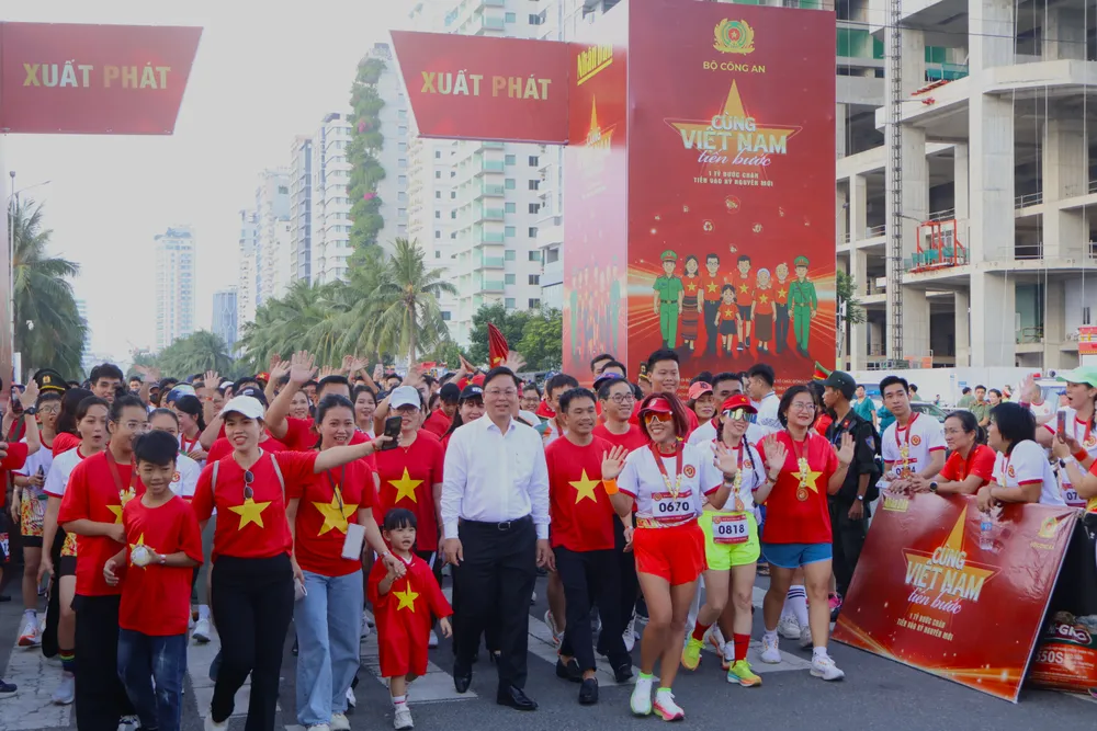 Hơn 5.000 người hưởng ứng, tham gia chương trình đi bộ “Cùng Việt Nam tiến bước” 